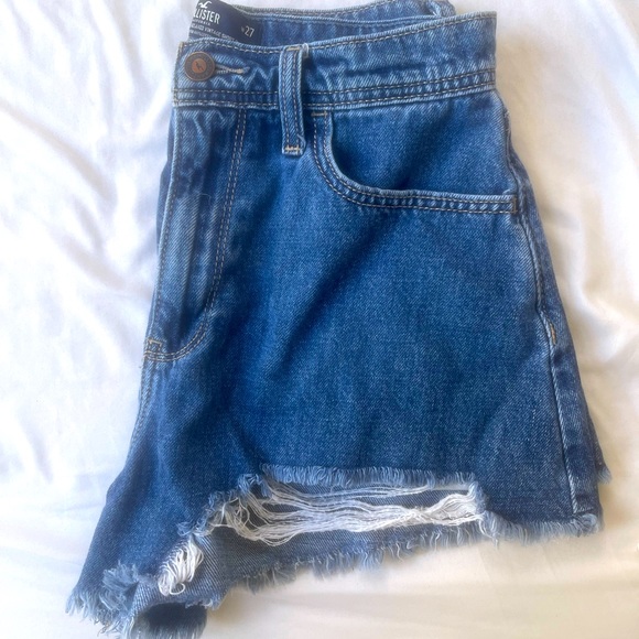 HOLLISTER ULTRA HIGH RISE RELAXED VINTAGE DENIM SHORTS - Picture 7 of 7